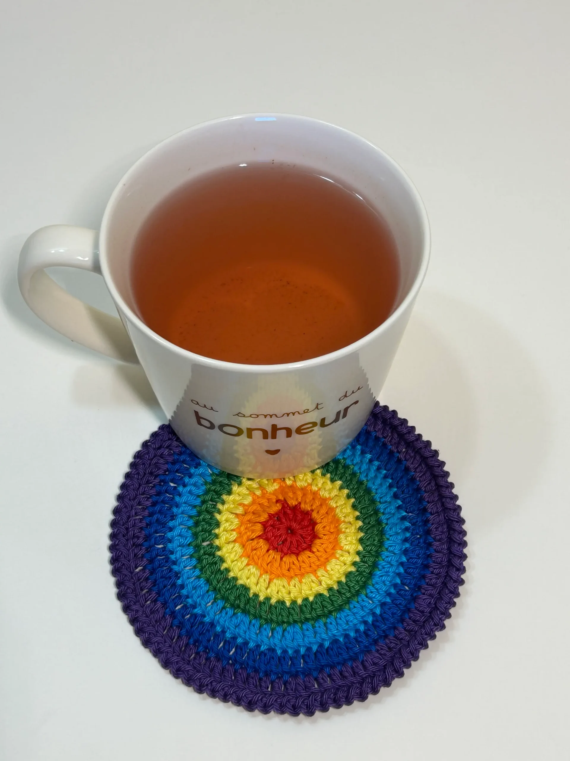 dessous de tasse rond arc-en-ciel EI Desfossez Christine PMEF marque Petites Mains En Folie